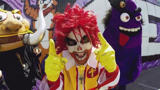 I Mac Sabbath hanno pubblicato il loro primo video I Mac Sabbath in una scena del loro video Pair-a-Buns