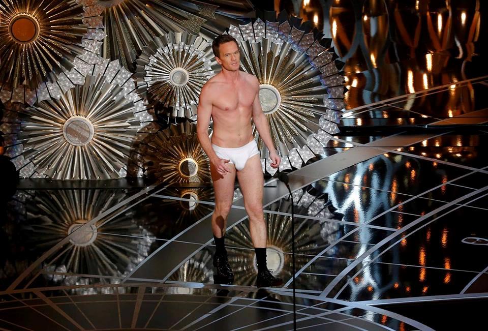 Il presentatore Neil Patrick Harris in mutande sul palco degli Oscar 2015