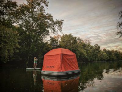 La tenda galleggiante sosta fra gli alberi