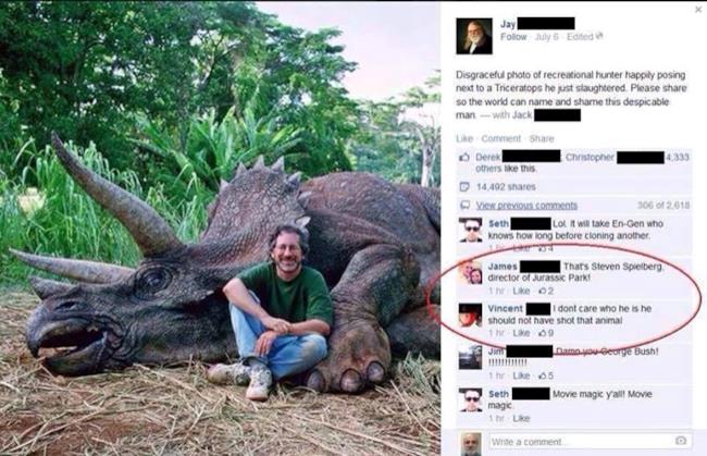 Foto di Spielberg accanto ad un triceratopo meccanico