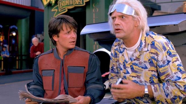 I due protagonisti del film Ritorno al futuro: Doc e Marty. Mezzo busto di Emmett Lathrop Brown e di Martin McFly Jr. in una scena del film.