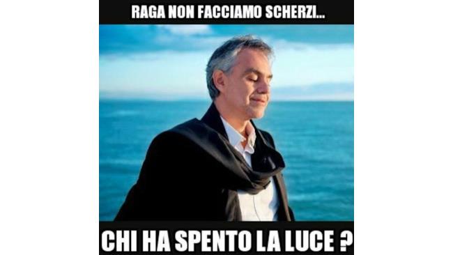 Meme di Andrea Bocelli in riva al mare