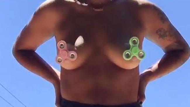 Un'immagine del fidget spinner, la moda del momento Il fidget spinner posizionati sui capezzoli