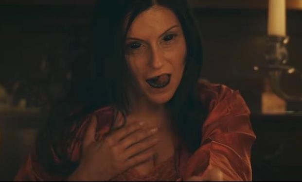 Ada, la medium, impossessata da un demone durante una visione di Ethan.