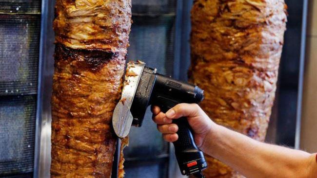 L’Unione Europea contro il kebab, sarà la fine? Il famoso kebab