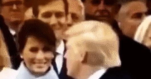 Gif Melani Trump durante il discorso d'insediamento