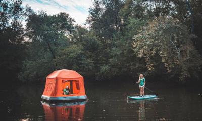 Due belle ragazze e la tenda galleggiante