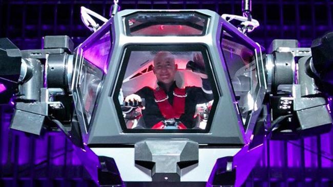 Amazon: il CEO Jeff Bezos interviene ad una conferenza a bordo di un robot gigante Jeff Bezos a bordo di un robot