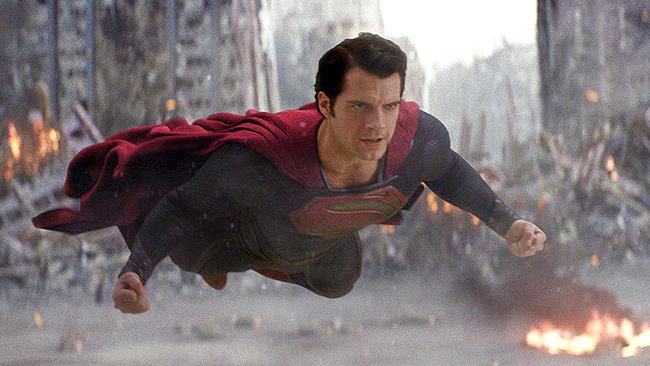 Superman pagherà per le sue azioni violente nell'Uomo d'Acciaio Henry Cavill in l'Uomo d'Acciaio