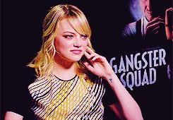 Emma Stone fa spallucce - GIF di reazione ai commenti, le più divertenti da usare su Whatsapp e Facebook