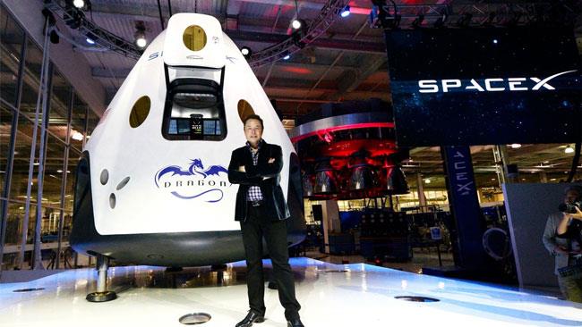 Elon Musk e il modulo spaziale Dragon Elon Musk vicino a un modulo spaziale
