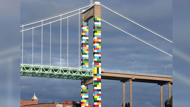 Il ponte decorato con una pittura ispirata ai mattoncini Lego La foto del ponte