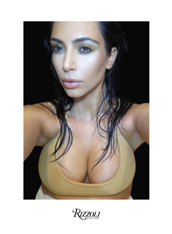 Kim Kardashian sulla copertina del suo libro Selfish