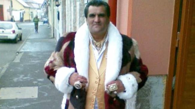 Stile semplice sempre vincente, soprattutto dopo i 30 anni Un uomo vestito in modo troppo appariscente, ha anche una pelliccia stile reale