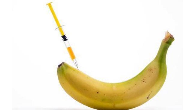 Si inietta delle staminali per avere un pene più grande Una banana colpita infilzata da una siringa