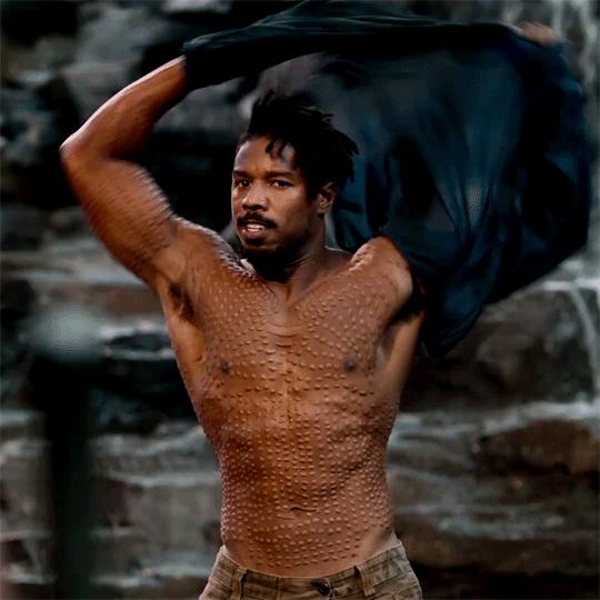 Michael B. Jordan mentre si sfila la maglietta