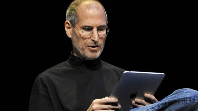 La presentazione del primo iPad Steve Jobs con il suo iPad