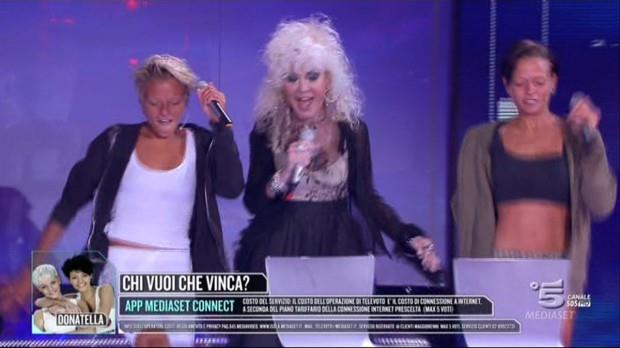 Le Donatella con Donatella Rettore alla finale dell'Isola dei Famosi
