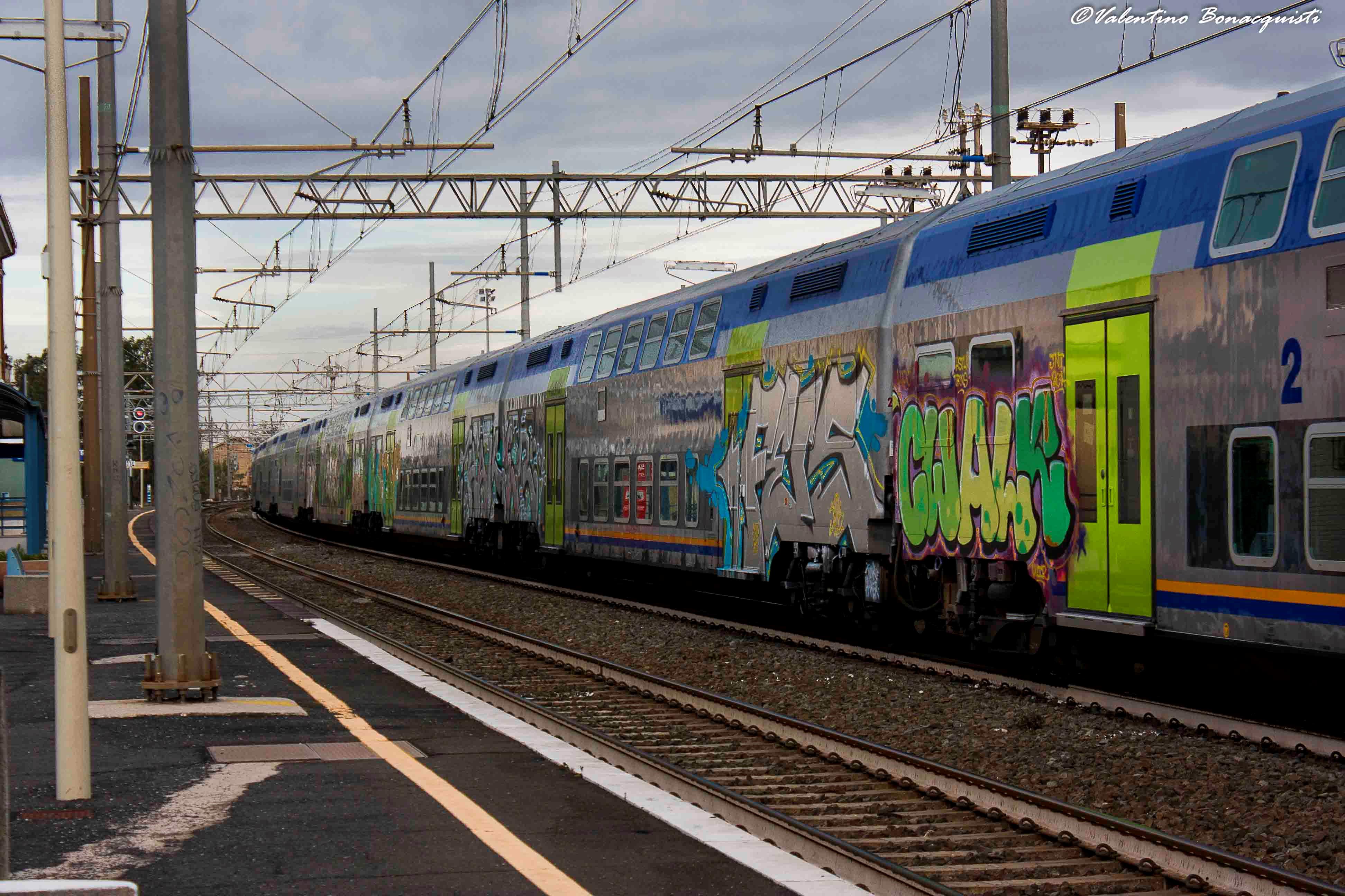 La foto di un treno nella stazione.