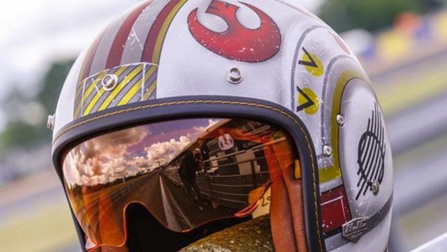 Casco da moto ufficiale Star Wars Il casco da moto ufficiale di Star Wars, che riprende la forma di un casco da pilota di X-Wing.
