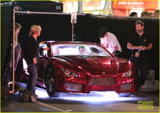 Gli stunt di Joker e Harley guidano l'auto di Mr J in un inseguimento