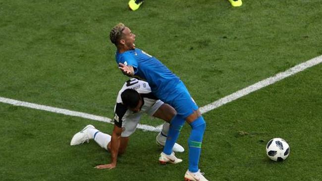 Neymar che simula un fallo L'asso brasiliano Neymar che simula un fallo nei suoi confronti durante la partita con il Costa Rica