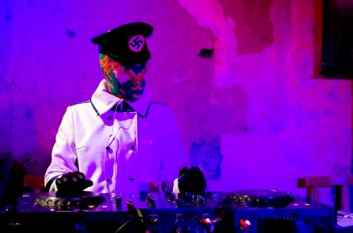 Ladyzunga in azione come DJ