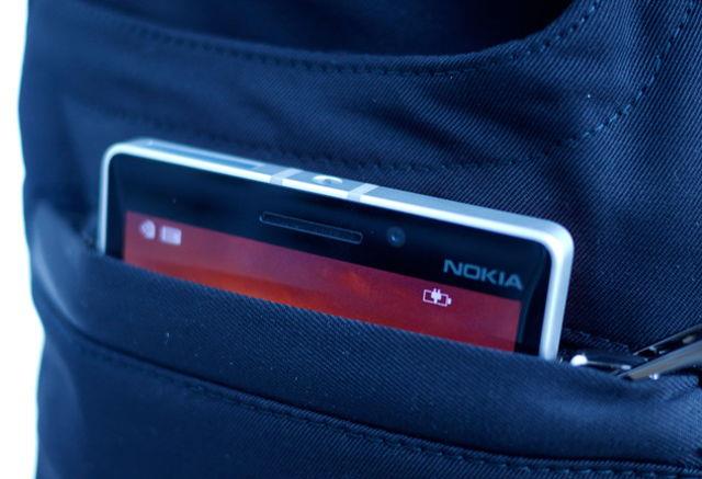 I pantaloni con caricatore wireless per smartphone sono realtà! Pantaloni con tasca che ricarica il telefono wireless