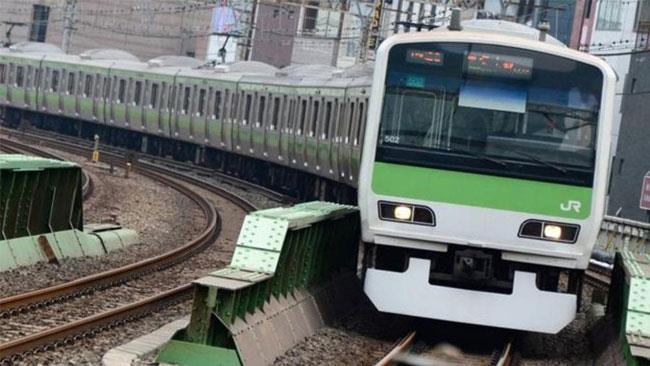 Un treno sui binari La foto di un treno.