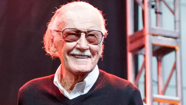 Rubano il sangue di Stan Lee per firmare dei fumetti da vendere a peso d'oro Stan Lee sorridente