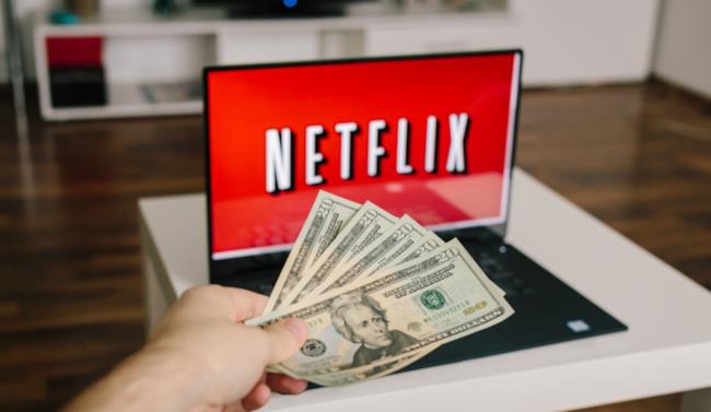 Netflix aumenta di prezzo anche per l'italia Un povero utente dona tutto il suo denaro a Netflix