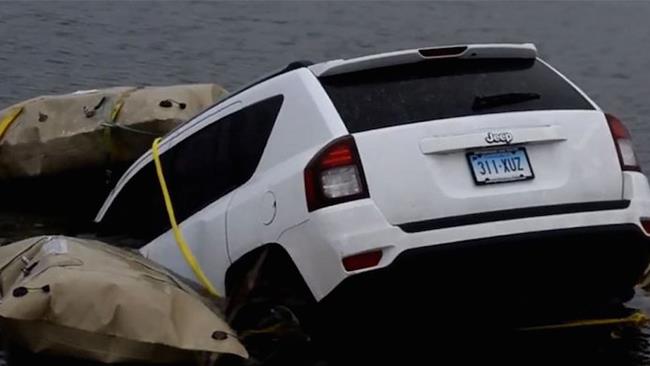 La Jeep nel lago La foto dell'auto finita nel lago.