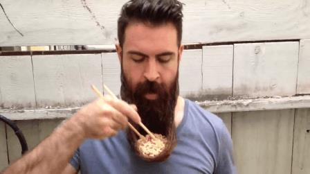 Un hipster e la sua barba-ciotola