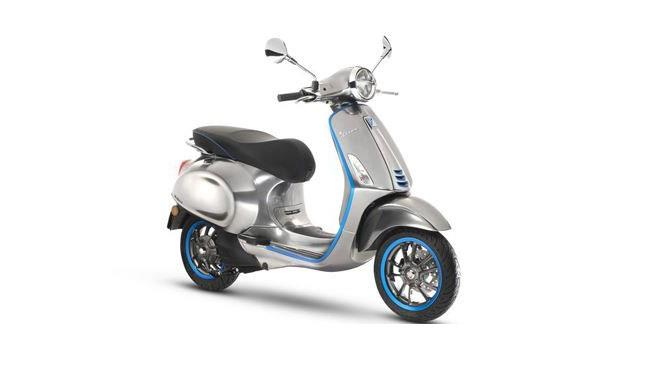 La Vespa Elettrica sarà disponibile in diversi colori La Vespa Elettrica nella variante argento e blu
