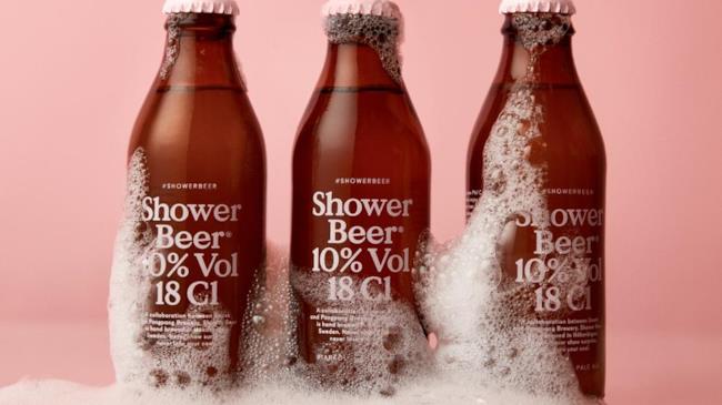 Shower Beer, la birra da scolarsi in doccia che fa anche da balsamo Alcune bottiglie di Shower Beer