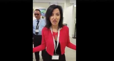 La direttrice Katia canta