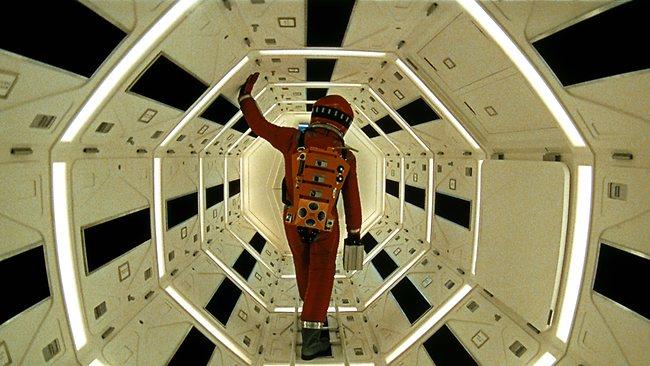 L'astronauta all'interno della navicella Una scena prospetticamente perfetta tratta dal film