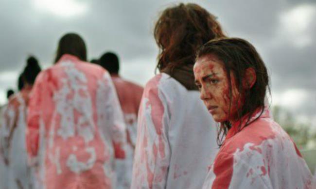 Sacchetti per il vomito alle proiezioni dell'horror Raw / Grave Garance Marillier in una scena di Raw