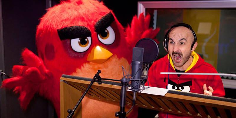 Maccio Capatonda impegnato nel doppiaggio di Angry Birds