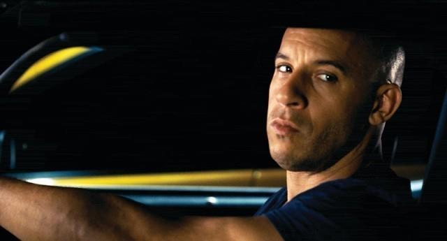 Vin Diesel alla guida di una macchina