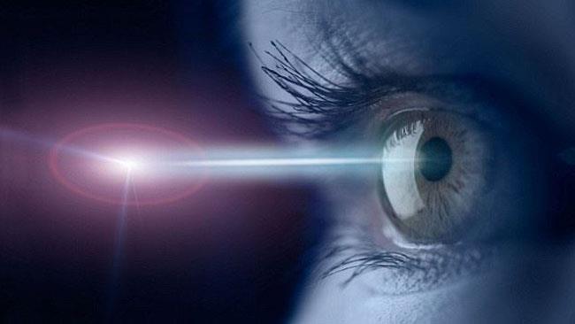 Le rivoluzionarie nano gocce che correggono ogni problema di vista Un occhio sottoposto al laser