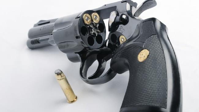 Nasconde la pistola nel forno e viene ferito Una pistola carica nascosta nel forno ferisce il proprietaro