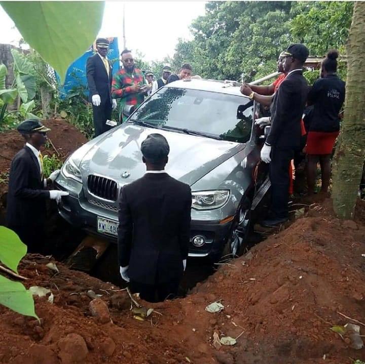 L'automobile di lusso usata in Africa come bara