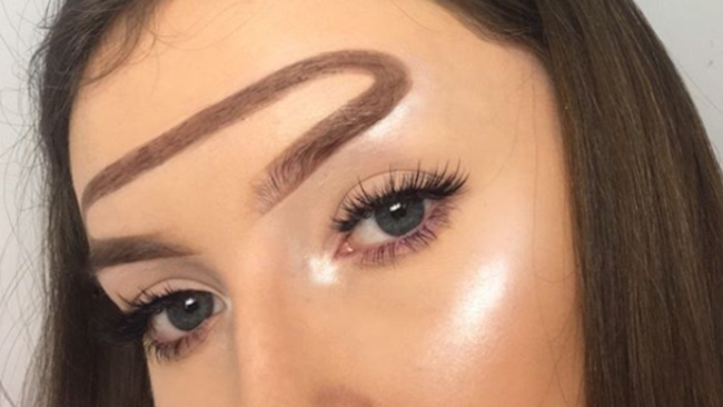 Make-up artist crea le POPSUGAR, sopracciglia più brutte della storia! Le sopracciglia POPSUGAR di Hannah Lyne
