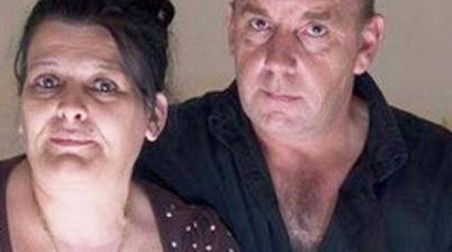 Coppia di inglesi tormentata da un fantasma Coppia inglese con un fantasma in casa che disturba la signora