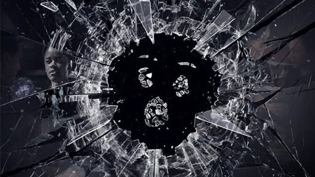 Netflix annuncia la nuova stagione di Black Mirror Lo schermo nero in frantumi, simbolo della serie tv