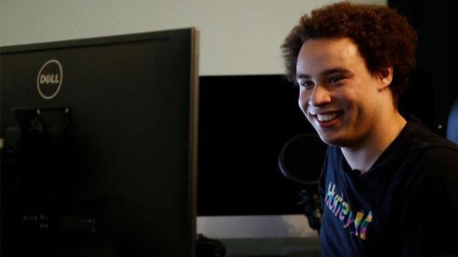 Marcus Hutchins Marcus Hutchins con alle spalle tre monitor