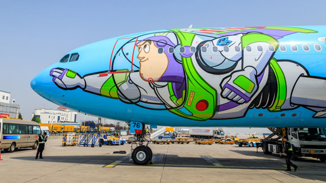 Buzz Lightyear su un fianco dell'aereo L'aereo di Toy Story in Cina