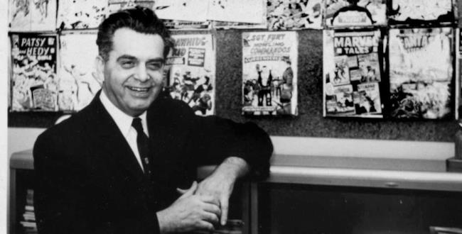 Jack Kirby sorride in un'immagine di repertorio Una foto in bianco e nero di Jack Kirby negli uffici Marvel
