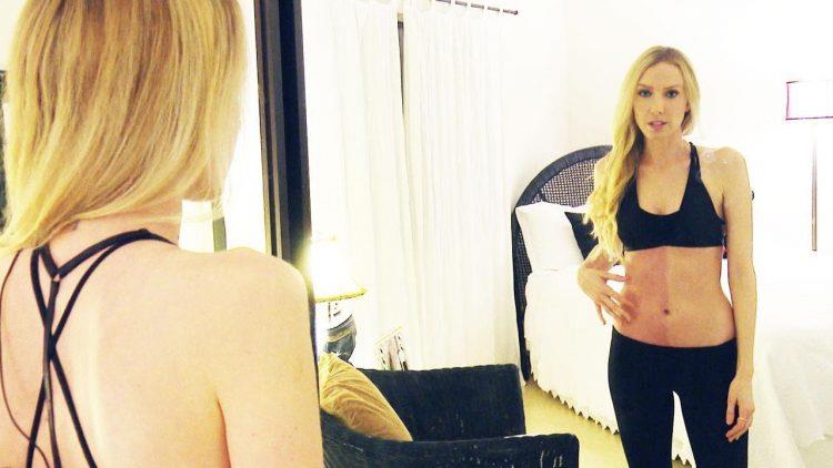 Taylor Muhl che si guarda allo specchio